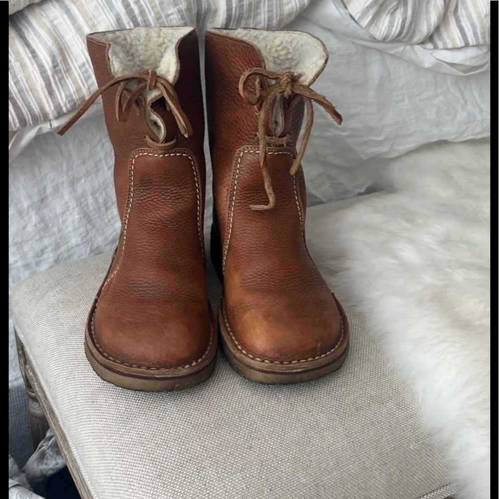 Duckfeet boots with beautiful pebbled leather and shearling inside. Size 38